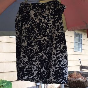 DONATING SOON- black and whit floral stretch skirt
